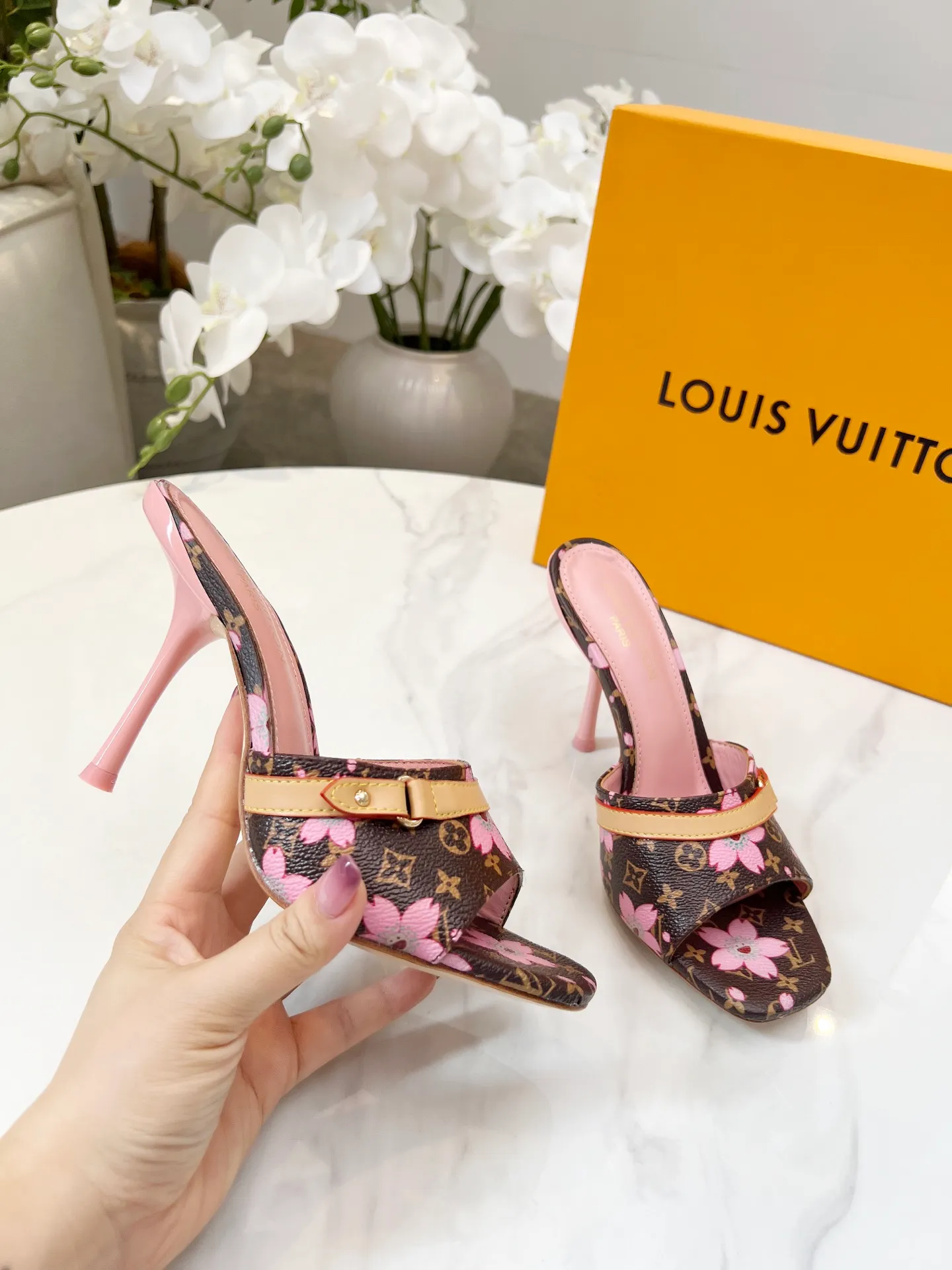 👟👟Ex-factory price 440👟👟 LV new denim kitten heel slippers 2025 summer must-have for goddesses, original replica, super comfortable on the feet. Show off the queen's temperament, the heel height is 9.5CM, which shows your temperament without being tiring. Leather outsole. Standard code: 35-42 (41 and 42 codes are customized, non-returnable and non-exchangeable)